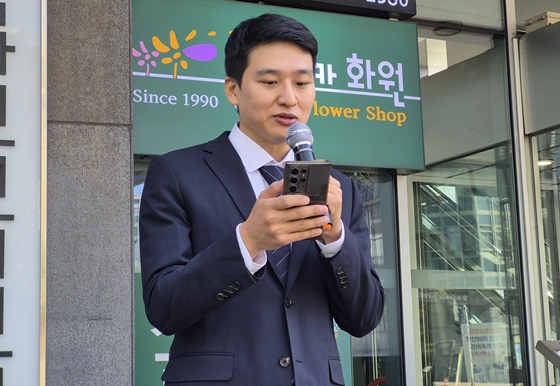 22일 오전 10시 국가인권위원회 앞에서 개최된 ‘장애인 시외이동권 재판소원 사건 국가인권위원회 의견제출 촉구 기자회견’에서 발언하는 공익법단체 두루 한상원 변호사. ©에이블뉴스